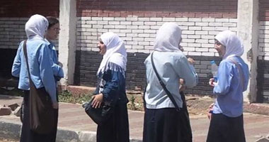 هما البنات بيعملوا أيه فى حمام المدرسة؟ حكايات من العالم السرى للمراهقات