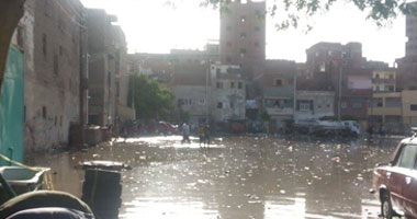 بالصور.. عزبة البهتينى بالإسماعيلية تغرق فى مياه الصرف 