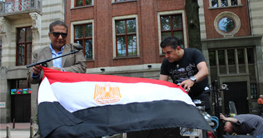 ننشر تفاصيل احتفالية المصريين بالخارج بالذكرى الأولى لثورة 30 يونيو.. أقباط المهجر يروجون لمصر ويؤكدون "بلد الأمان".. وإخوانى يحاول إفساد الاحتفالية.. بهاء رمزى: سنعيد لمصر 5 مليارات يورو
