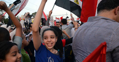 أصحاب المحال يحتفلون بفوز السيسى فى "طلعت حرب"