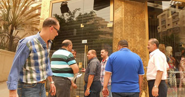حى شرق بالإسكندرية يغلق محل لمدة أسبوع لمخالفة بيئية 