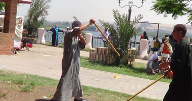 بالصور.. "التحطيب ولمة الأسرة" والحبيبة ومراجيح الأطفال على كورنيش المنيا.. والمواطنون: يوم الجمعة نخرج للترفيه ولا حديث فى السياسة.. والباعة الجائلون: "يا ريت تخلصونا من البلطجية"