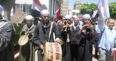 المحافظات تواصل احتفالها بتنصيب السيسى رئيسا.. المقاهى تمتلئ بالمواطنين فى المنيا لمشاهدة مراسم تسليم السلطة.. وأهالى يتوافدون على ميدان سيدى جابر للاحتفال.. والفرحة تعم سوهاج على أنغام الطبل والمزمار