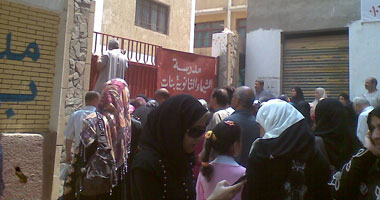 تجمهر أولياء أمور داخل مدرسة ابتدائية بنجع حمادى احتجاجا على نقل أبنائهم