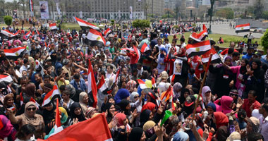 بالصور.. تزايد أعداد المواطنين بالتحرير للاحتفال بتنصيب السيسى