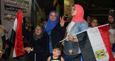 أهالى العباسية يطلقون الألعاب النارية احتفالا بتنصيب السيسى 