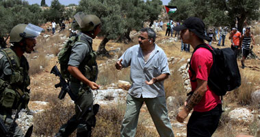 إسرائيل تصيب خمسة فلسطينيين وتعتقل ثلاثة آخرين
