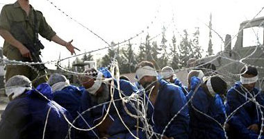 إسرائيل تجبر الأسرى الفلسطينيين على الإفطار مكبلى الأيدى 