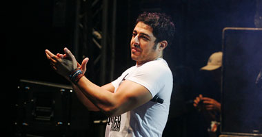 محمد حماقى يغنى أغنية "زهايمر"