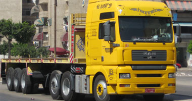 زحام مرورى بسبب تعطل مقطورة محملة بالرخام فى طريق الأوتوستراد