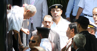 أسر "عبيد" و"عز" و"الشيخ" تزورهم بسجن طره