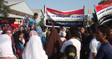 أهالى طاقم السفينة "نويبع" المحتجزة بتركيا يتظاهرون بالإسكندرية
