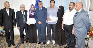 بالصور.. محافظ البحيرة يكرم أوائل الثانوية العامة