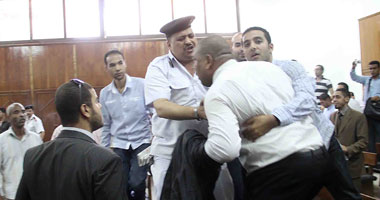 اشتباك بالأيدى بين أنصار مرتضى والأمن أثناء نظر رد قاضى موقعة الجمل 