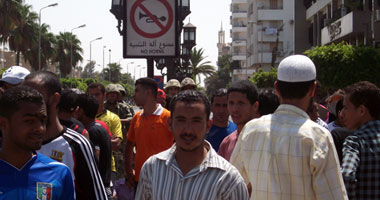 عمال الاستثمار ينقلون مظاهراتهم إلى مبنى محافظة الإسماعيلية الجديد 