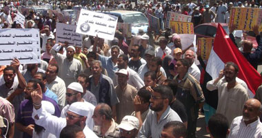 ثوار السويس يحتفلون بمحاكمة مبارك بتوزيع الحلوى