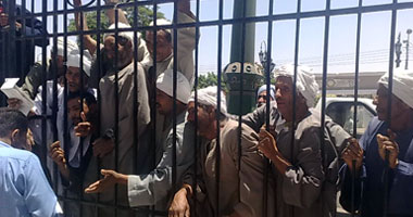 مشادات بين الأمن والمتظاهرين أمام مبنى محافظة المنيا