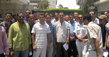 تجمهر العشرات من أهالى نجع نصر الله بقنا للمطالبة بحل مشكلة الصرف