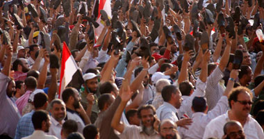 معارضو "مرسى" يحاولون منع مسيرة لمؤيديه من الوصول للتحرير