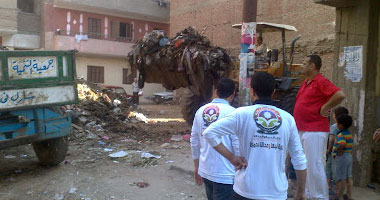 بالصور.. شباب الثورة بطنطا ينظفون المدينة