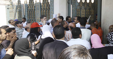 هنا قصر العروبة.. شبح "شرف" يطارد "مرسى".. الرئيس أفرط فى التطمينات فحاصرته المطالب الفئوية.. ومتظاهرون يطالبونه بسرعة تعيين نوابه لحل مشاكلهم.. وأهالى المنطقة تنفسنا الحرية مثل المتظاهرين