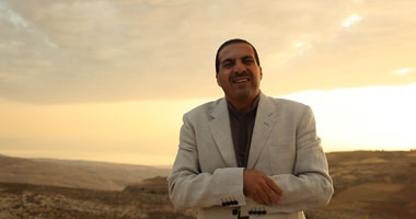 عمرو خالد يتفق على قيام "صناع الحياة" بأول تجربة لمحو الأمية بأوغندا