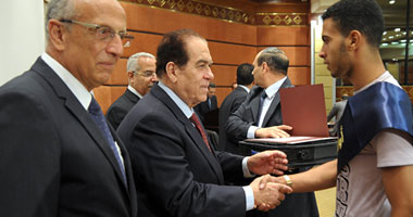 الجنزورى يكرم أوائل الثانوية العامة 