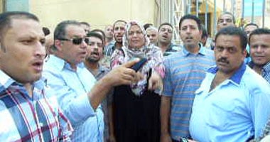 عمال المحلة يلقنون عاملا إخوانيا علقة ساخنة ويسلمونه للشرطة