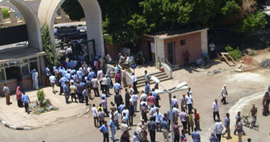 وقفة احتجاجية للعاملين بجامعة سوهاج للمطالبة برفع رواتبهم