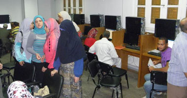 إقبال من طلاب الثانوية العامة للتسجيل بمعامل التنسيق بجامعة أسوان