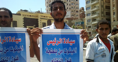 الرئيس يؤدى صلاة الجمعة بمسجد ناصر بالفيوم.. الخطيب: علينا أن نعود بمصر لبر الأمان.. ومرسى للمصلين: من لديه مظلمة فكلى آذان صاغية وسنتحرك اليوم من أجل "وطن نظيف".. وفصل شبكات المحمول عن محيط المسجد