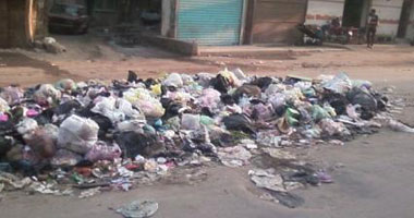 الأحياء الشعبية بالزقازيق تشكو من تراكم تلال القمامة