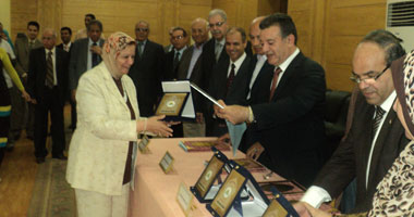 مجلس جامعة بنها يكرم الفائزين بجوائز الجامعة التقديرية والتشجيعية