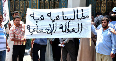 هنا قصر العروبة.. شبح "شرف" يطارد الرئيس.. ""مرسى" أفرط فى التطمينات فحاصرت المطالب الفئوية القصر.. متظاهرون يطالبون بسرعة تعيين نواب للرئيس لحل مشاكلهم.. وأهالى المنطقة: تنفسنا الحرية مثل المتظاهرين