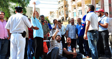 العشرات من الجماعات الإسلامية ينهون وقفتهم أمام قصر العروبة 