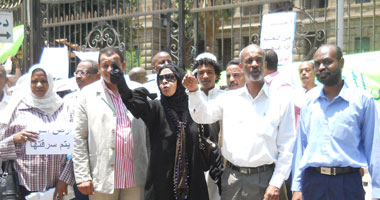 "أهالى النوبة": مرسى تعامل مع قضيتنا وكأننا أجانب.. "زرار": نُعامل كمواطنين "درجة ثانية".. المتظاهرون: دخول المستثمرين أراضينا على جثثنا.. وقرار "الزراعة" حبر على ورق