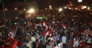 الحرس الجمهورى يوزع زجاجات المياه على متظاهرى الاتحادية