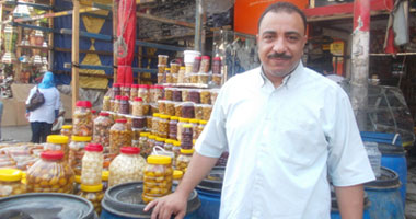 أشهر بائع طرشى بالسيدة: "المية الحامية سر صنعتى"