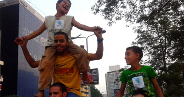 ولا جمعيات ولا حكومة.. أطفال الشوارع اختاروا الشباب لمشاركتهم الحلم