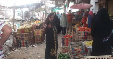 فى سوق باب اللوق.. الباعة يجهزون الخضروات تيسيرا للمرأة العاملة
