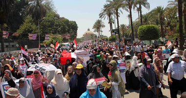 مسيرة الأخوات تصل محيط وزارة الدفاع بقيادة الأزهرى