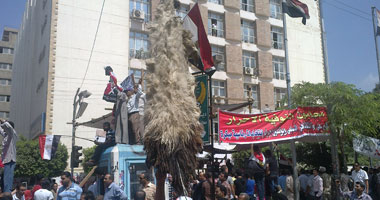 متظاهرو المنوفية يعلقون خروفا أمام الديوان العام