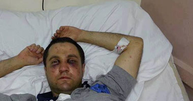 نشطاء يتداولون صورة الضابط المعتدى عليه بإشارة رابعة
