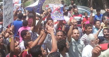 المئات يؤدون صلاة الجمعة وطائرات حربية تحلق فى سماء المنوفية فى "لا للإرهاب"