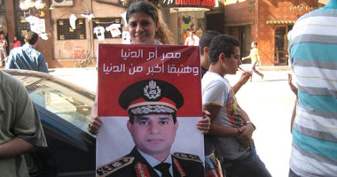 صور السيسى والسادات وعبدالناصر تتصدر تظاهرات أهالى تلا بالمنوفية