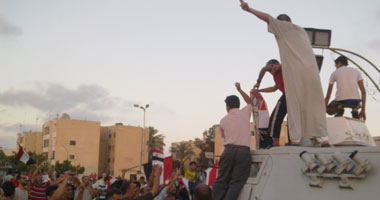 أهالى بالعريش يحتفلون بالجيش والشرطة فى المظاهرات