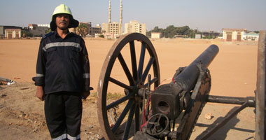 عم حسين حارس المدفع يضرب المدفع ويفطر لوحده بعيدا عن القلق