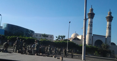الجيش يرفع الحواجز الصخرية ويفتح طريق النصر 