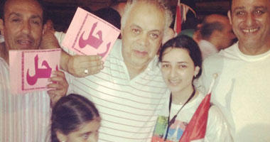 أشرف زكى وابنتاه مايا ومريم أمام قصر الاتحادية
