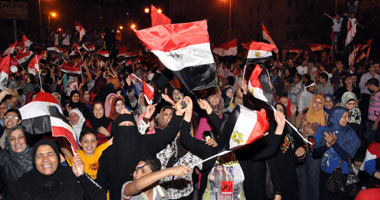 بالصور.. متظاهرو البحيرة يحملون قيادات الشرطة ابتهاجا بعزل مرسى